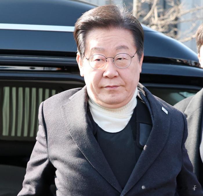 这李在明，真是个狠人！能屈能伸……
以前玩命绝食，
现在带着企业家来搞钱……
