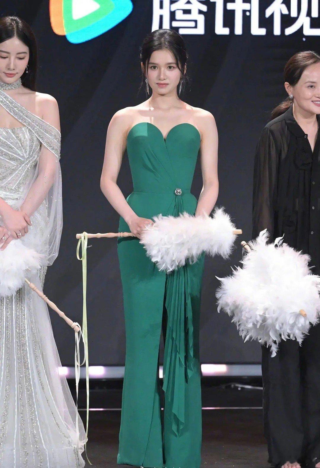 张婧仪的首套高定，对她晋升95四小花有加持吗 ​​​
