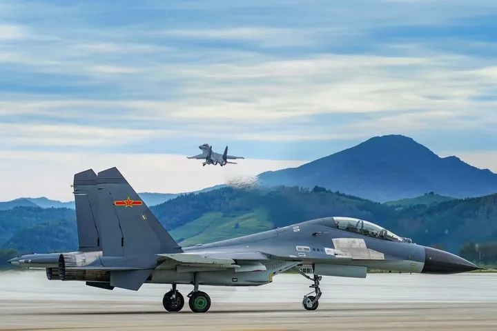 空军哈尔滨飞行学院飞行学员驾驶三代机起飞，奔赴目标空域，开展空战对抗课目训练。 