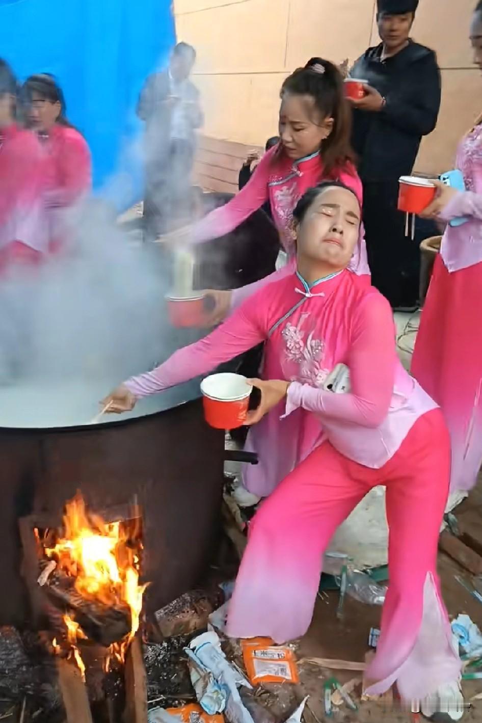 果然是舞蹈队的，盛饭面都在摆造型，捞个面条还能练习舞蹈动作和表情
中国人的国粹面