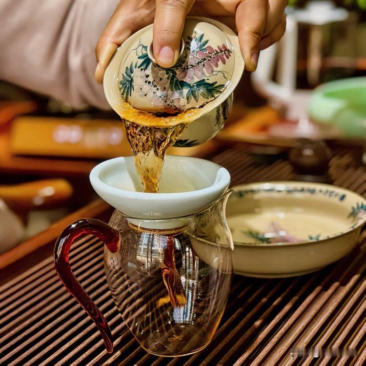 《茶淬行·乐府诗体》
沸波翻碧盏，初芽怯浪旋。
世人惊色美，茶客待心坚。
静观千