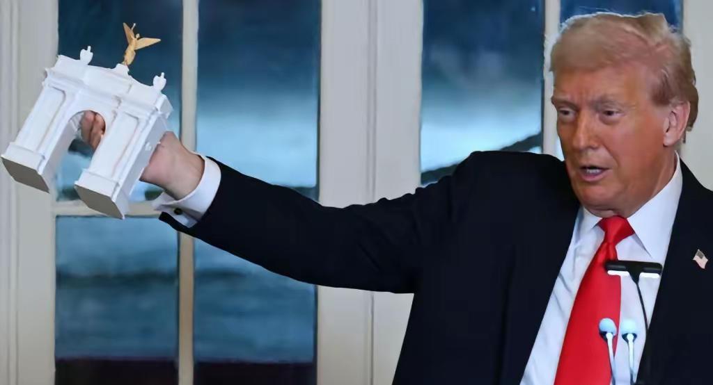 近日，由美国总统特朗普亲自参与设计的美利坚“凯旋门”公布了设计方案与效果图。
