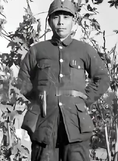 1955年8月，原26军军长余程万，在香港家中遭3名匪徒打劫，双方展开枪战，最后