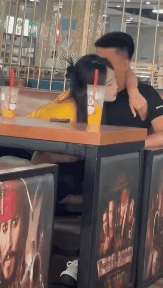 这姑娘怎么了？
是身体不舒服？
还是说，只是想给男朋友捶腿？
有人猜是蜜雪冰城喝