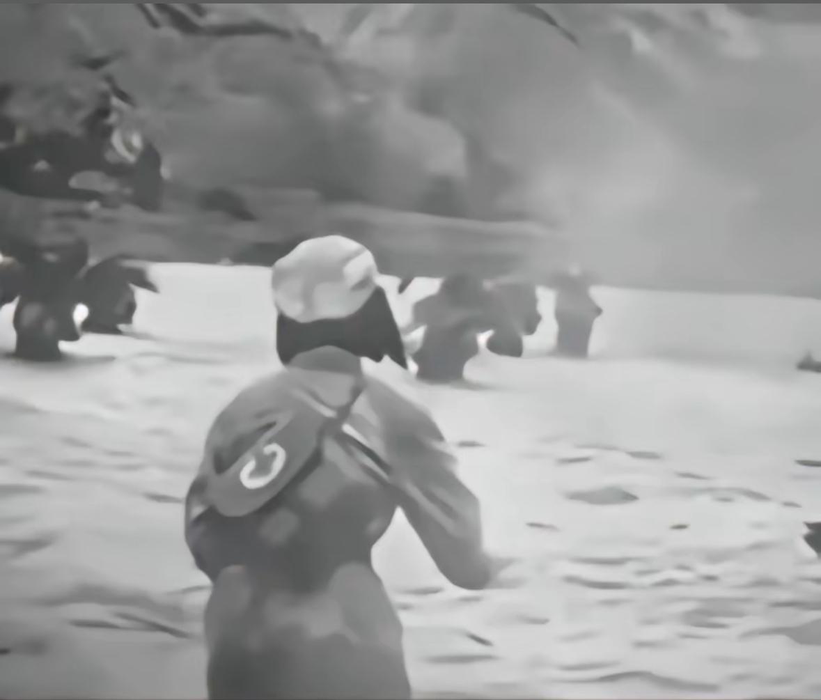 巾帼英雄，抗美援朝最伟大的背影：瘦弱却无比坚定，背着急救箱，炮弹在身边飞，作为护