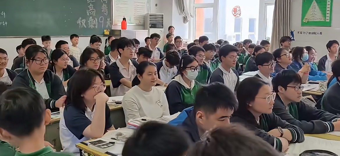 校长想了三辈子才想出的鬼点子幼儿园小朋友去给高三即将高考的学生慰问演出，真有种探