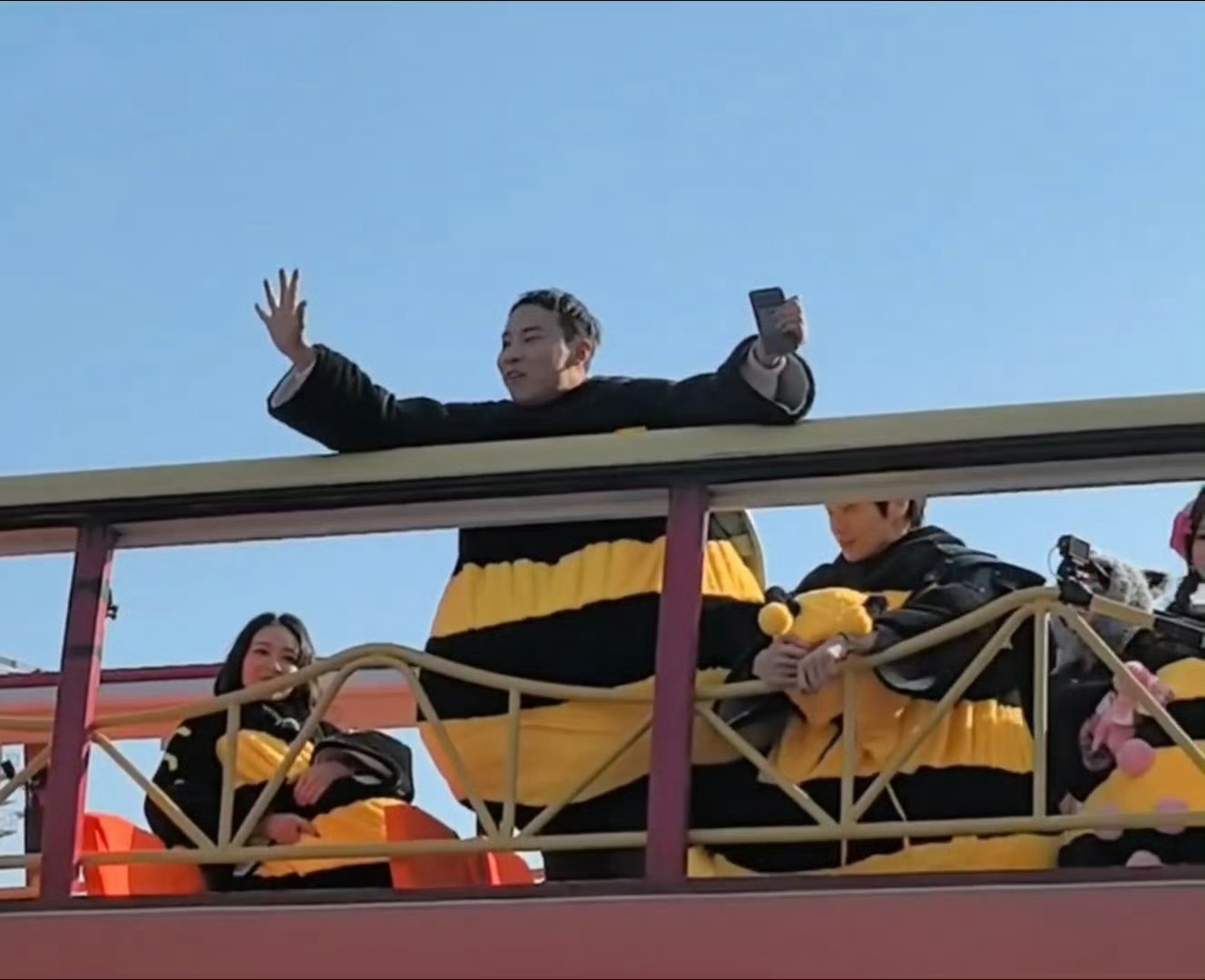 徐志胜模仿魏大勋饭撒徐志胜学魏大勋饭撒志胜模仿魏大勋饭撒，自己都看不下去了，哈哈