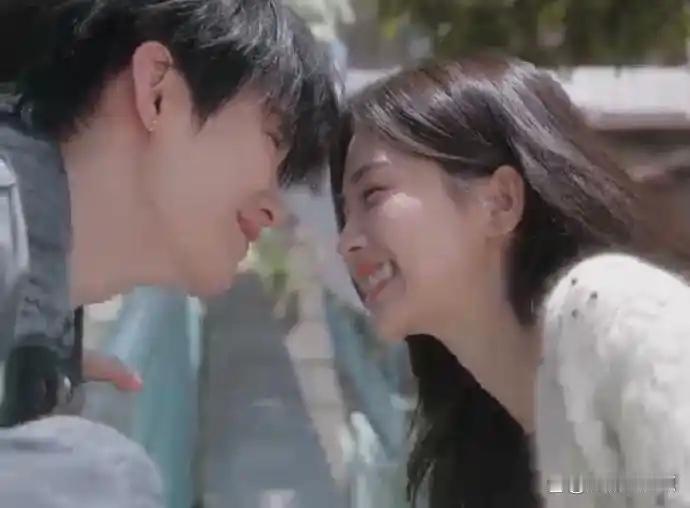 白鹿周翊然合作《透明爱人》MV！猫的树掌镜，现偶氛围感拉满了 