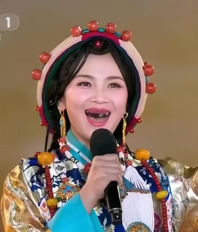 是地母系刘涛妈妈！发现地母系美女是真的伟大～地母系长相+民族传统服饰＝国泰民安 