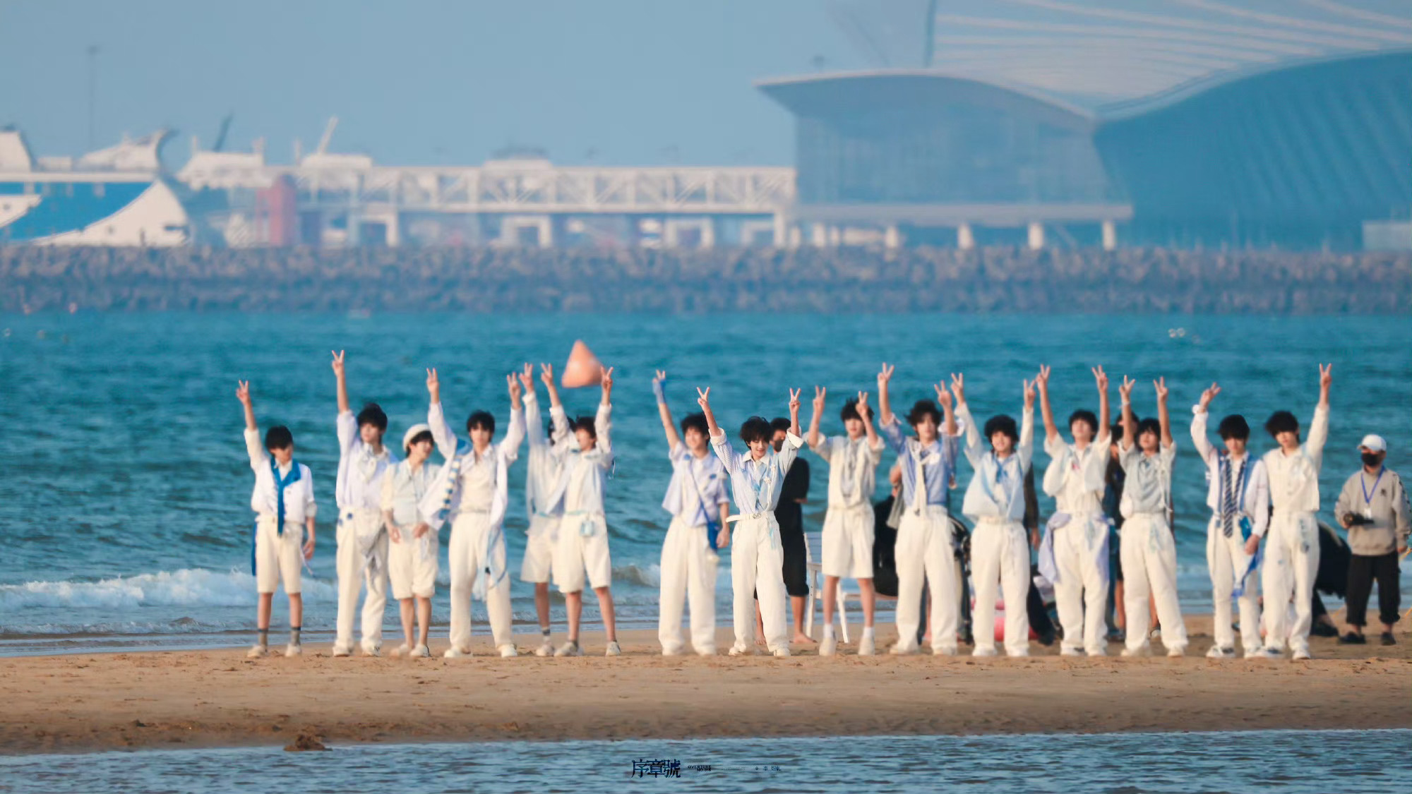 看到比小树杈的小宝站在中间笑的那么开心我真哭了啊…原来只是让你站在中间，得到一次