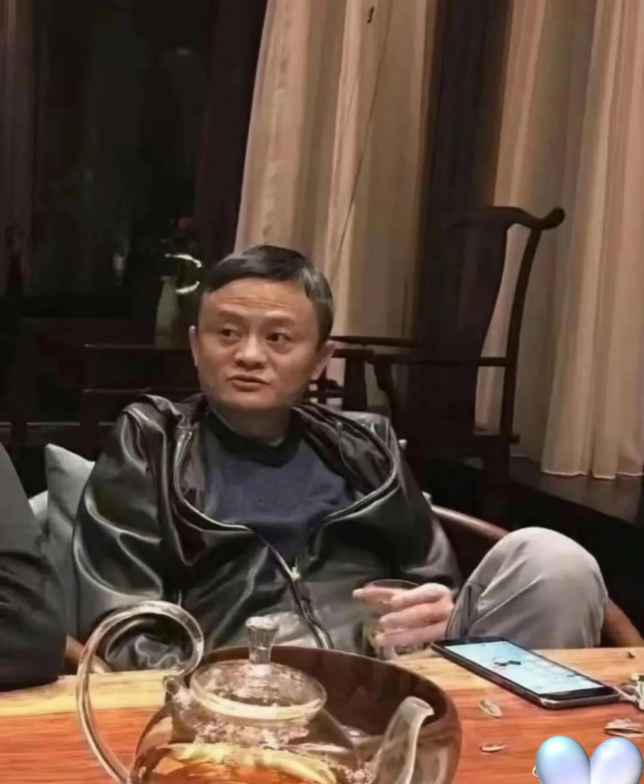原来马云也喜欢喝茶嗑瓜子，马老师看着很随性而为啊，直接把脚踩在椅子上面，你还别说