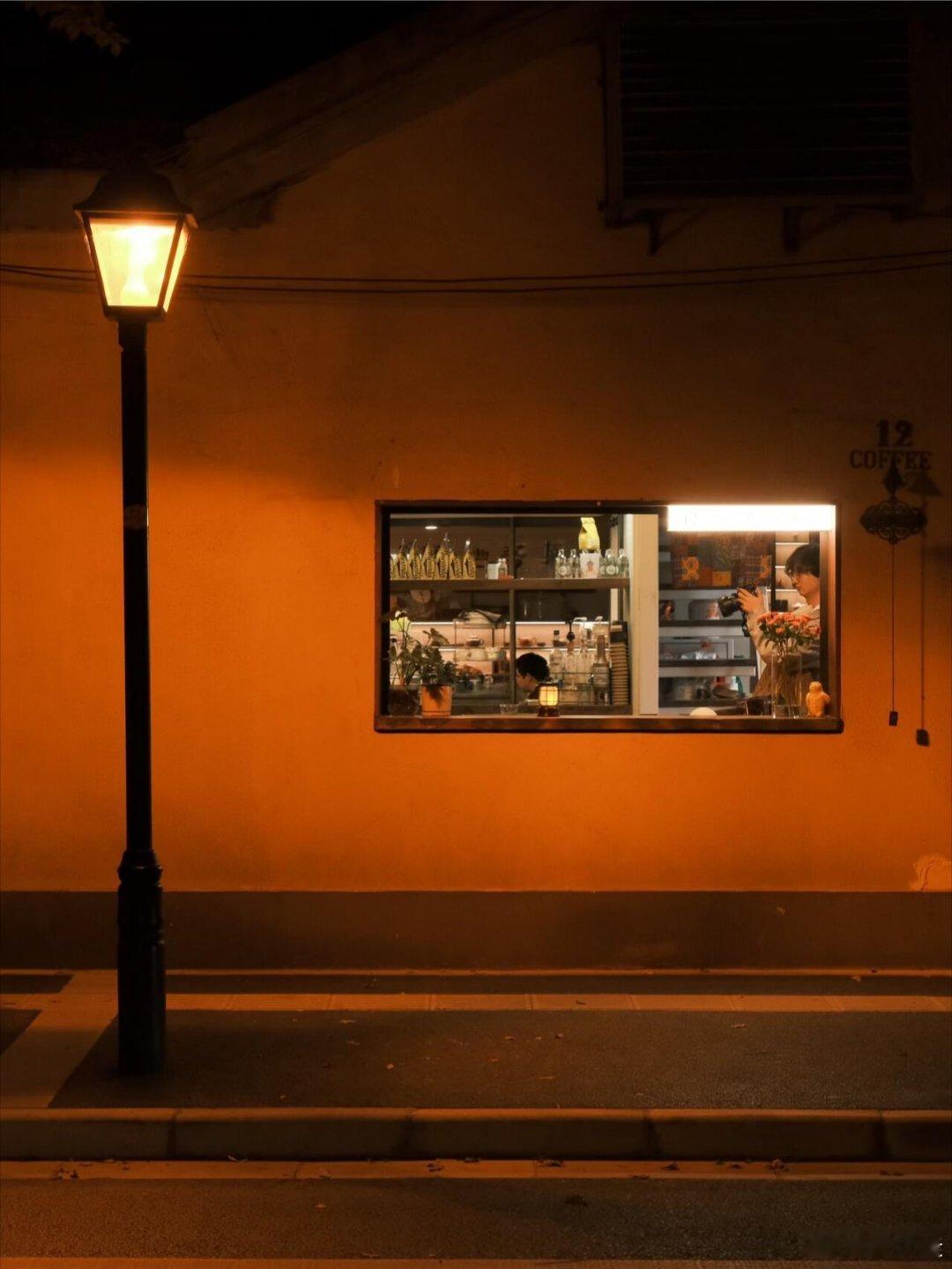 女性的力量就该像这样，既有向下扎根的定力，又有向上借势的灵气。那些活得特别飒的女