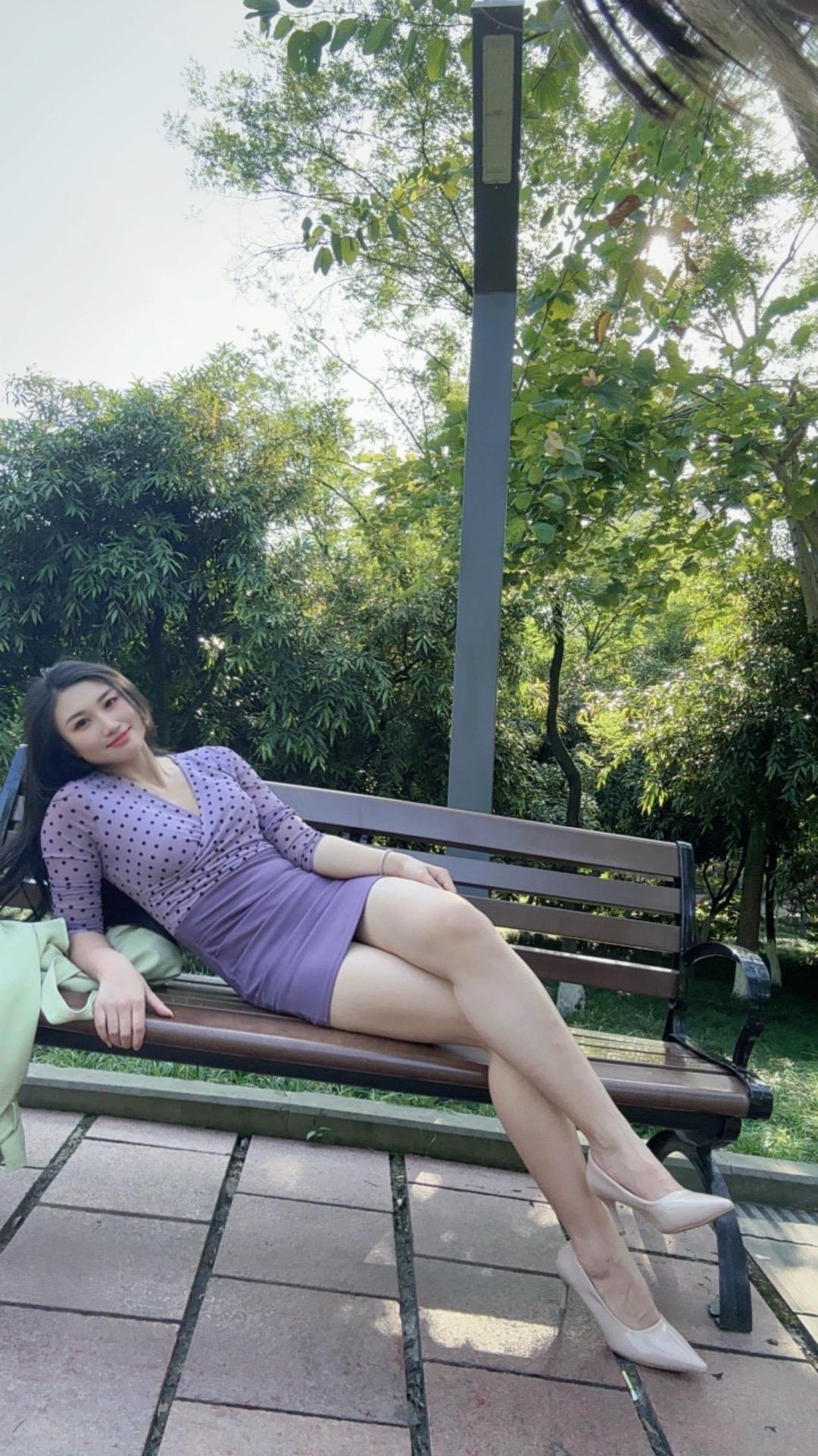 ‘’不喜欢我的让一让 ；叫喜欢我的上前来‘’ 助手抖音 长椅佳人 户外休闲佳人 