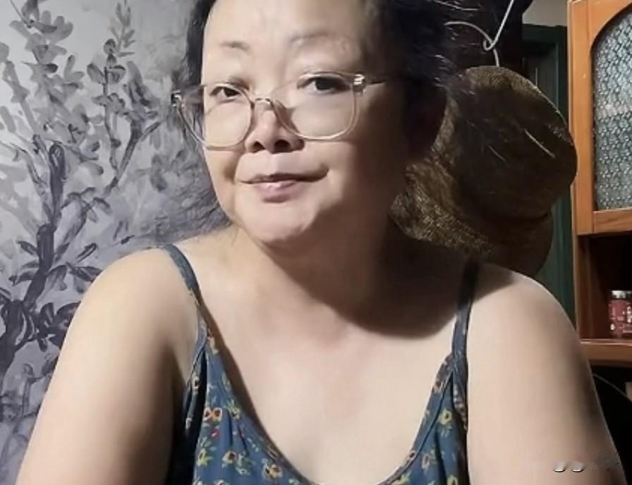 菊花“老妞”又改套路了，要做下半夜主播了，“大哥，刷个跑车呗”，“刷个华子呗”。