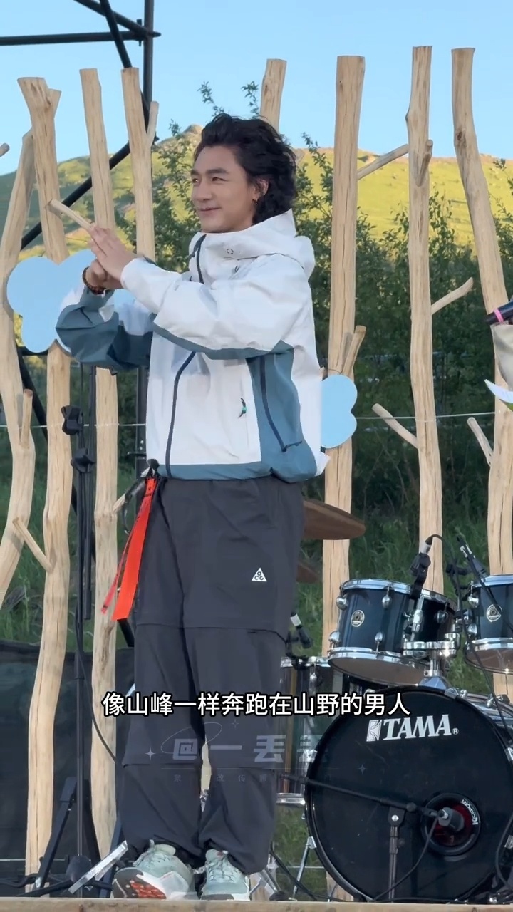 此沙这精力是装了发条吗？越野刚冲线，转头又精神抖擞，真就像一阵风刮过山脊。看他大
