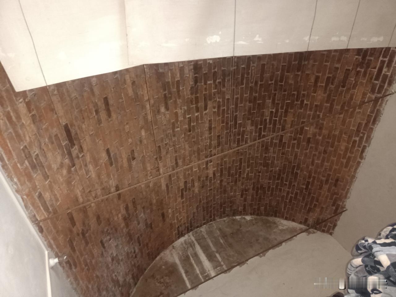 这瓦工师傅，手艺能处！
头回见师傅这么砌墙，弯溜溜的顶子不用架子，红砖一块挨一块