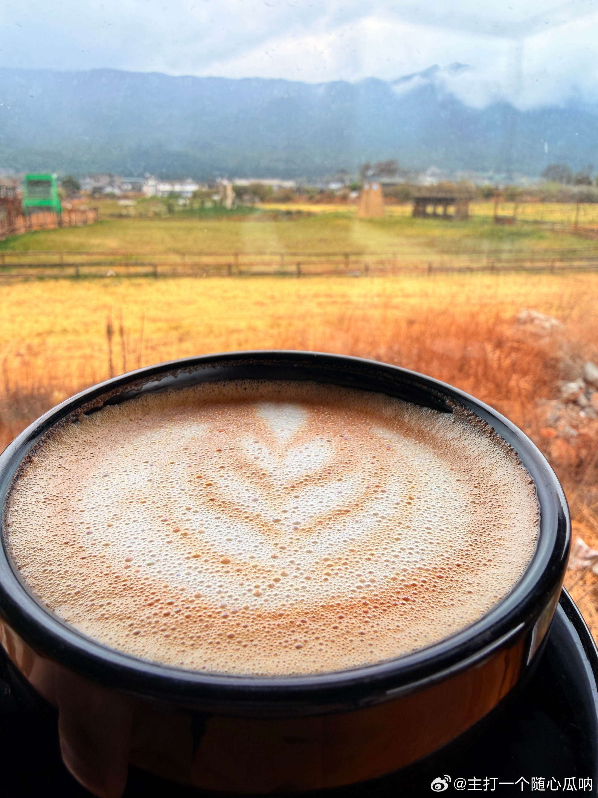 黄俊捷发来云南的风景照，咖啡也是少不了的