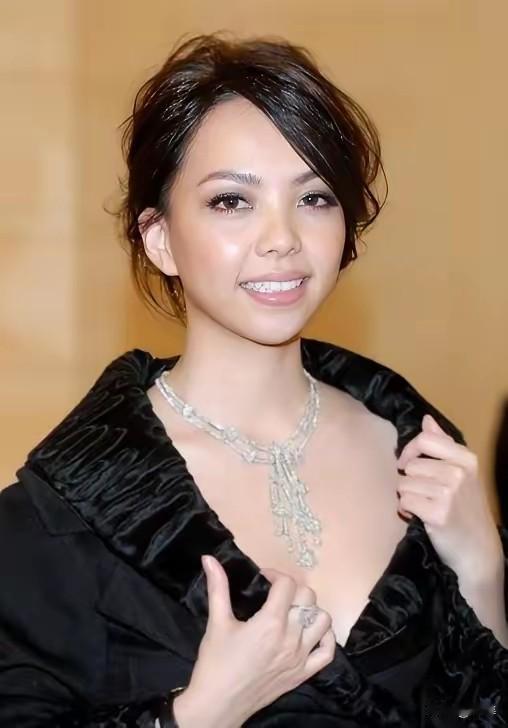 **她砸下1500万，只为让一个调酒师当老板：这段曾被全网骂“吃软饭”的恋情，如