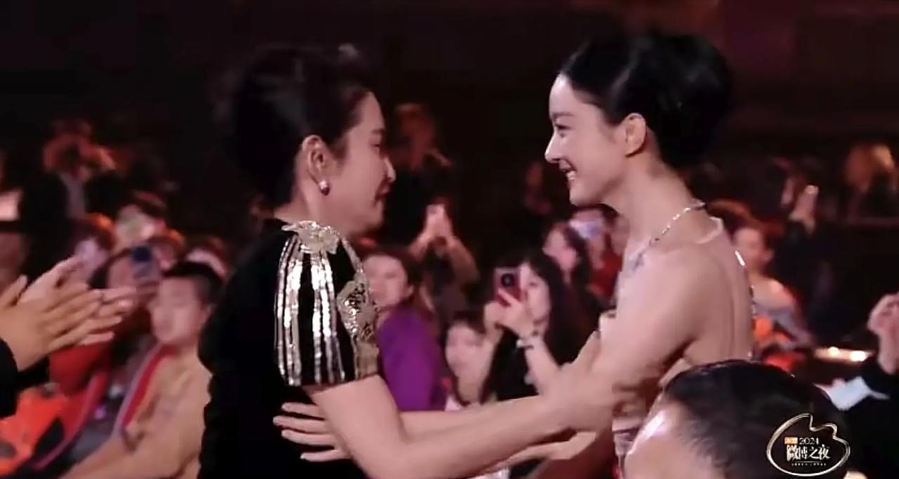 同样是“微博Queen”，赵丽颖与杨幂的待遇，竟呈现出冰火两重天的反差。
去年，