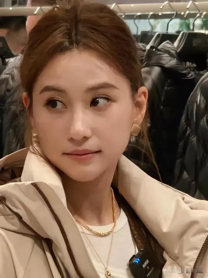 何超莲现在比吃了苍蝇还难受，本来她的算盘打的很好，婚礼和房子，把窦骁的几千万的存