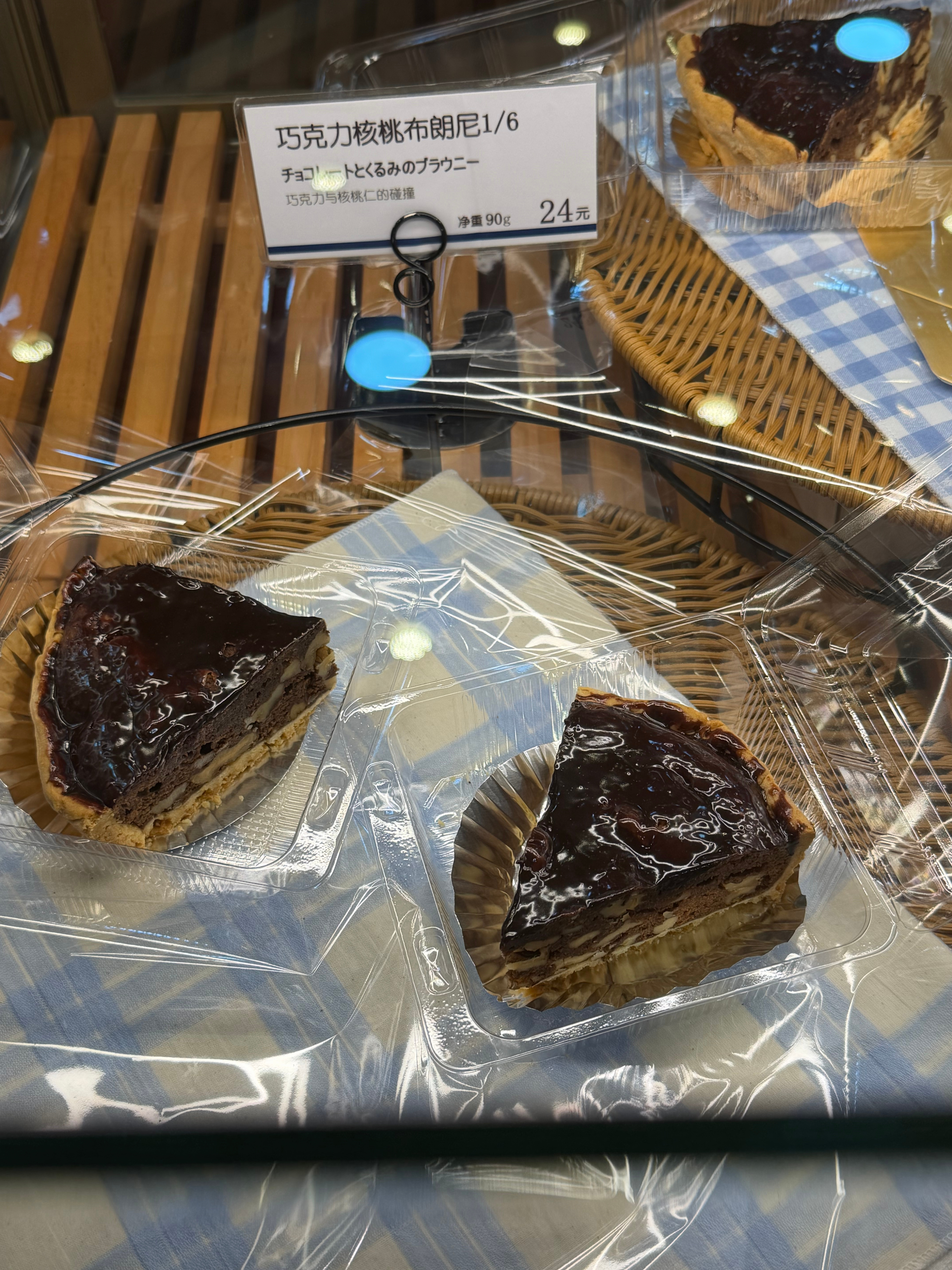 秋天的第一杯酸奶，第一块蛋糕🍰。周末快乐，立秋吉祥！