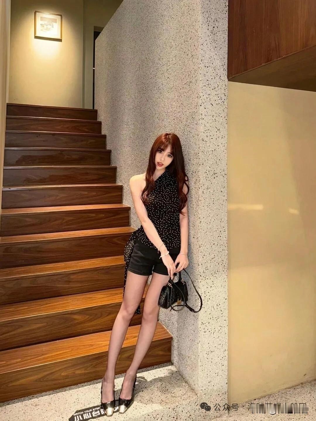 都市时尚少女，黑白波点裙搭配黑色短裤，优雅迷人！打造高级感穿搭的颜色都有哪些呢?