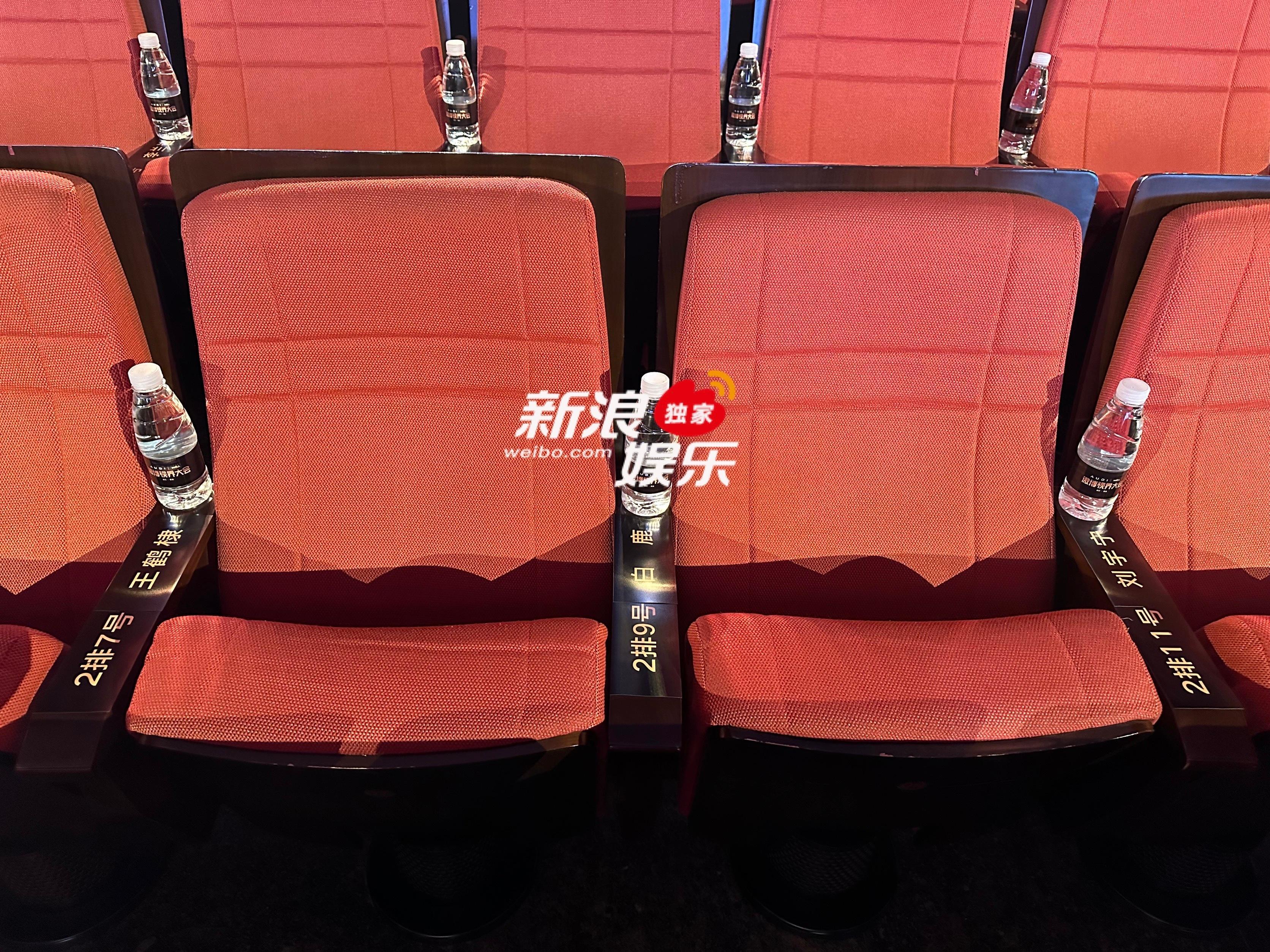 白鹿左边刘宇宁右边王鹤棣白鹿王鹤棣内场坐一起 白鹿王鹤棣内场也坐一起！ ​​​