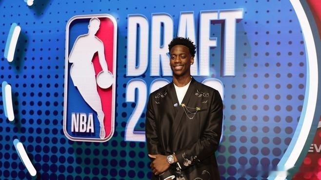 《2026 NBA选秀大会火热进行中... 状元签奇才选中AJ Dybantsa