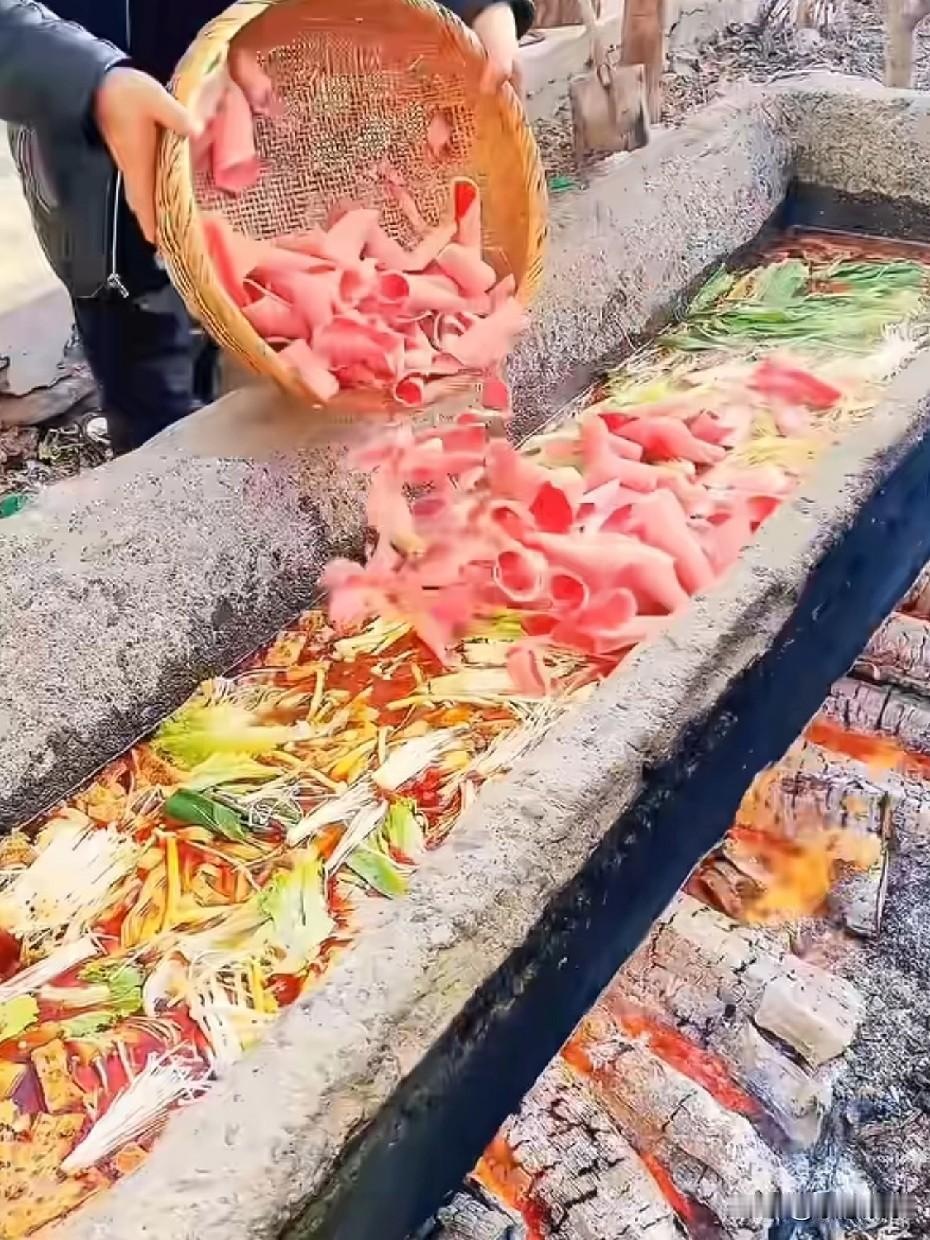 以前喂猪的石槽，现在是人吃饭的石槽[捂脸]，我滴乖乖啊，谁能告诉我一声，这是不是