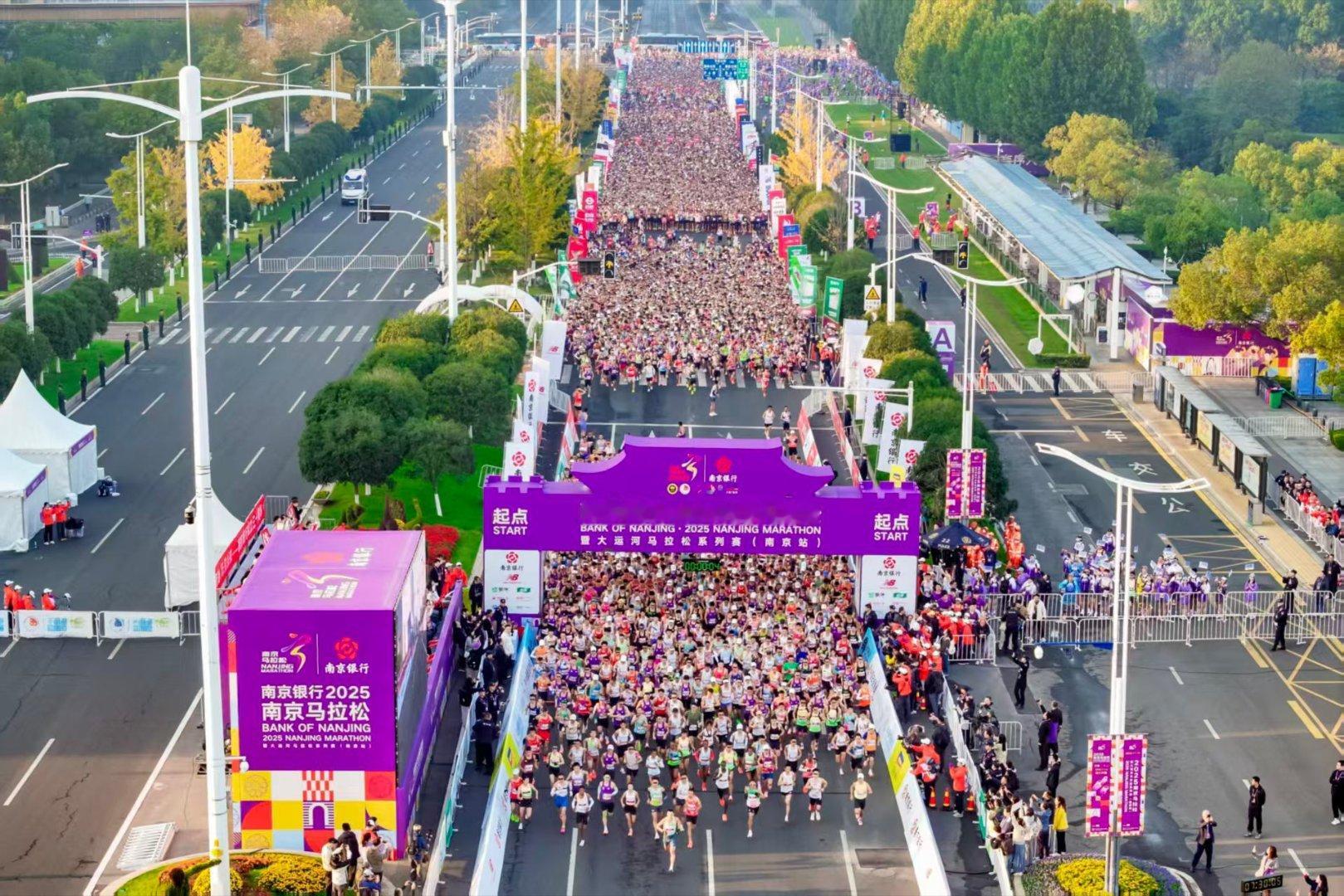 2025南京马拉松开跑，一汽奥迪带着Q6L e-tron家族和A5L亮相赛道。这