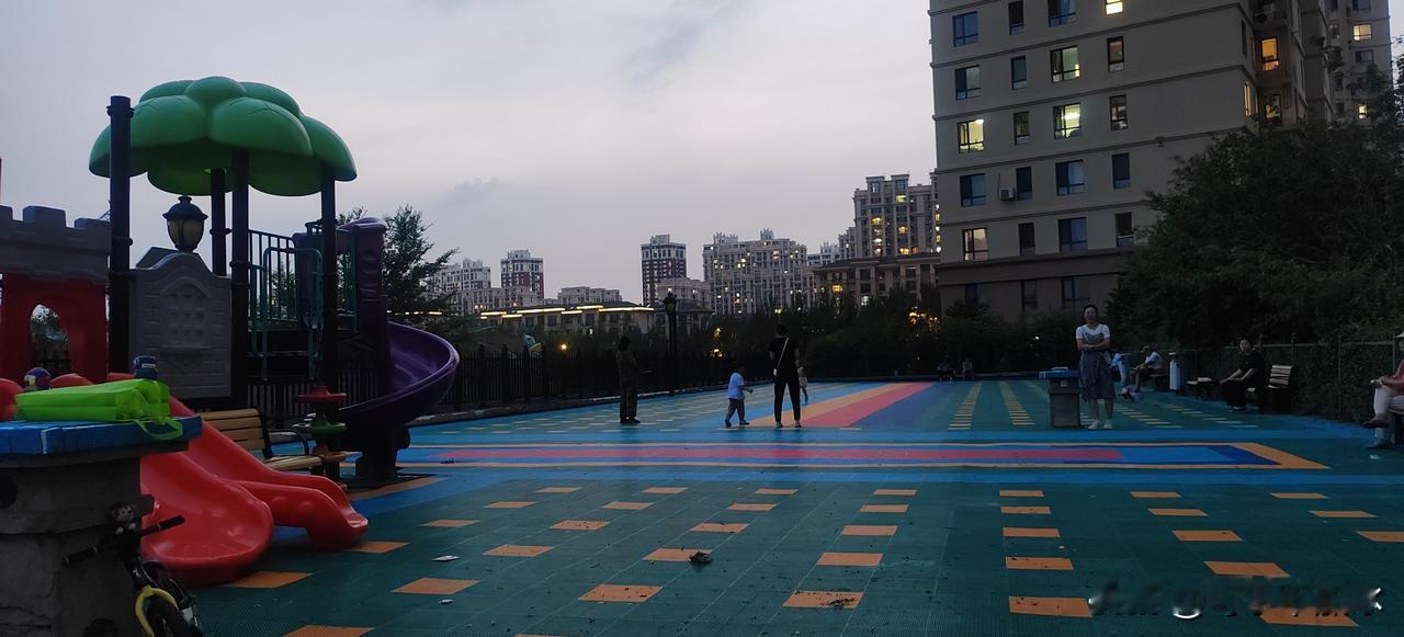 天刚擦黑，小区游乐场直接成了娃的快乐天堂！

彩色地板、红黄滑梯氛围感拉满，小朋