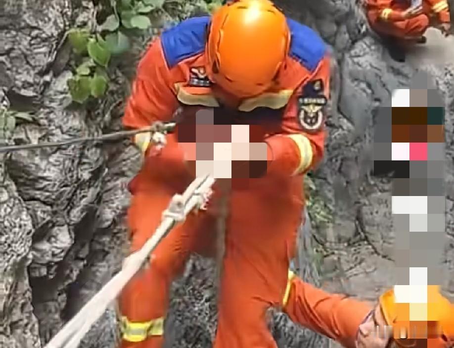 近日，河北一对夫妻带着9岁的女儿和6岁的儿子登山，在北京铁坨山野路迷路被困，被困