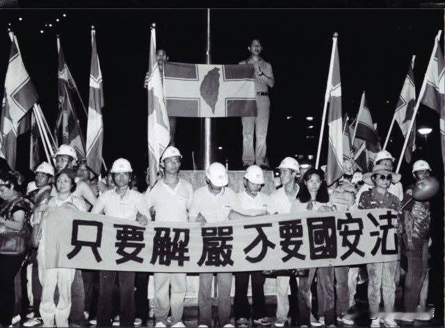 今天是7月15日。1987年的这一天，蒋经国在他生命倒数不到半年之际，宣布解除台