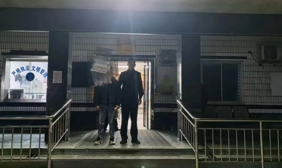【男子帮陌生“上线”进行“隔空电诈”，还未获利就被警方抓获，被行拘七天】 11月