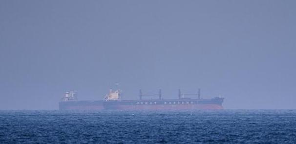 美军太狂了，直接朝伊朗的船开了枪，本来想硬欺负人家，结果伊朗那边的人来得特别快，