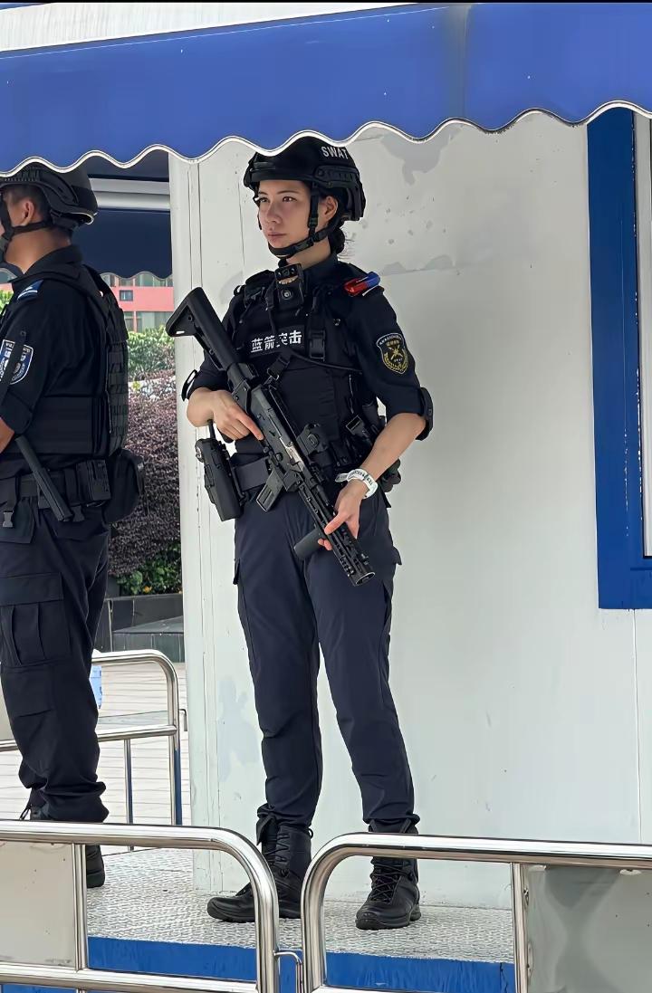 帅气的特警小姐姐，尤其拿着的这爆改的79式，可以说是太惊艳了！