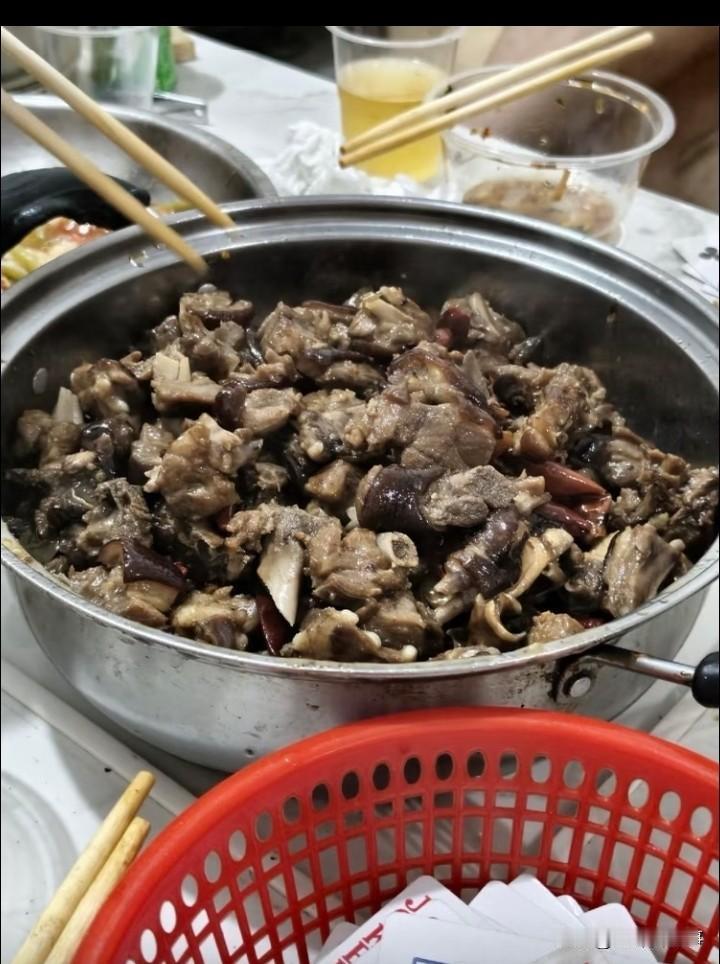 来我广西朋友家吃的 这是啥肉
看着卖相不咋滴，不过确实挺好吃的
这玩意是啥啊