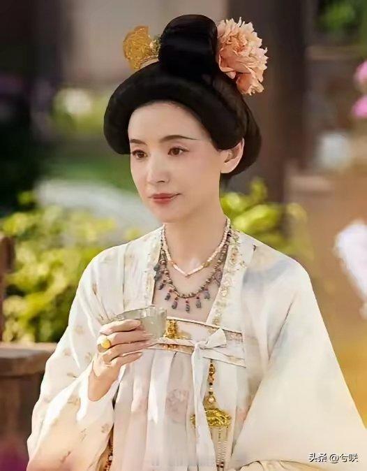董洁在国色芳华中的镜头太老了吧，很不适合古装，造型和她脸型很不搭，尽管粉底很厚但