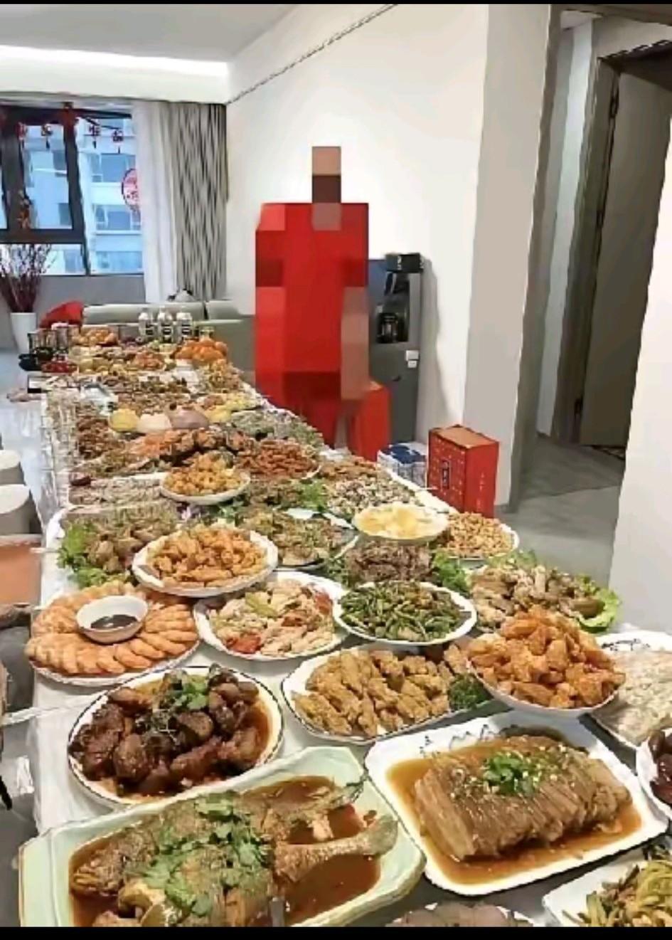 年夜饭准备的如此丰盛，荤素搭配色香味俱全，关键是快赶上满汉全席了，这得多少口人吃