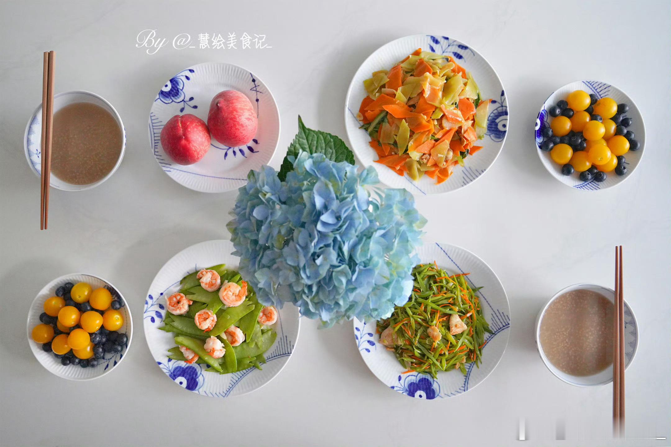 吃早饭[鲜花]荷兰豆炒虾仁、豆角炒肉、莴笋胡萝卜炒肉、红豆小米粥、桃子、蓝莓、小