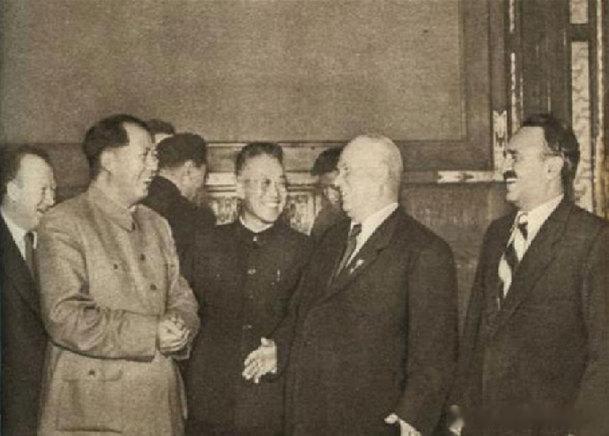 1954年9月29日，赫鲁晓夫访华参加中国国庆典礼 