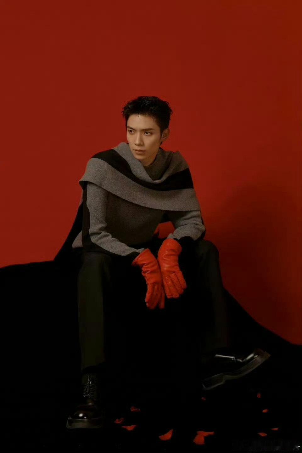 罗一舟唱跳舞台梦回青你这个唱跳舞台直接把记忆拉回青你，他的表现依旧亮眼，舞蹈细节