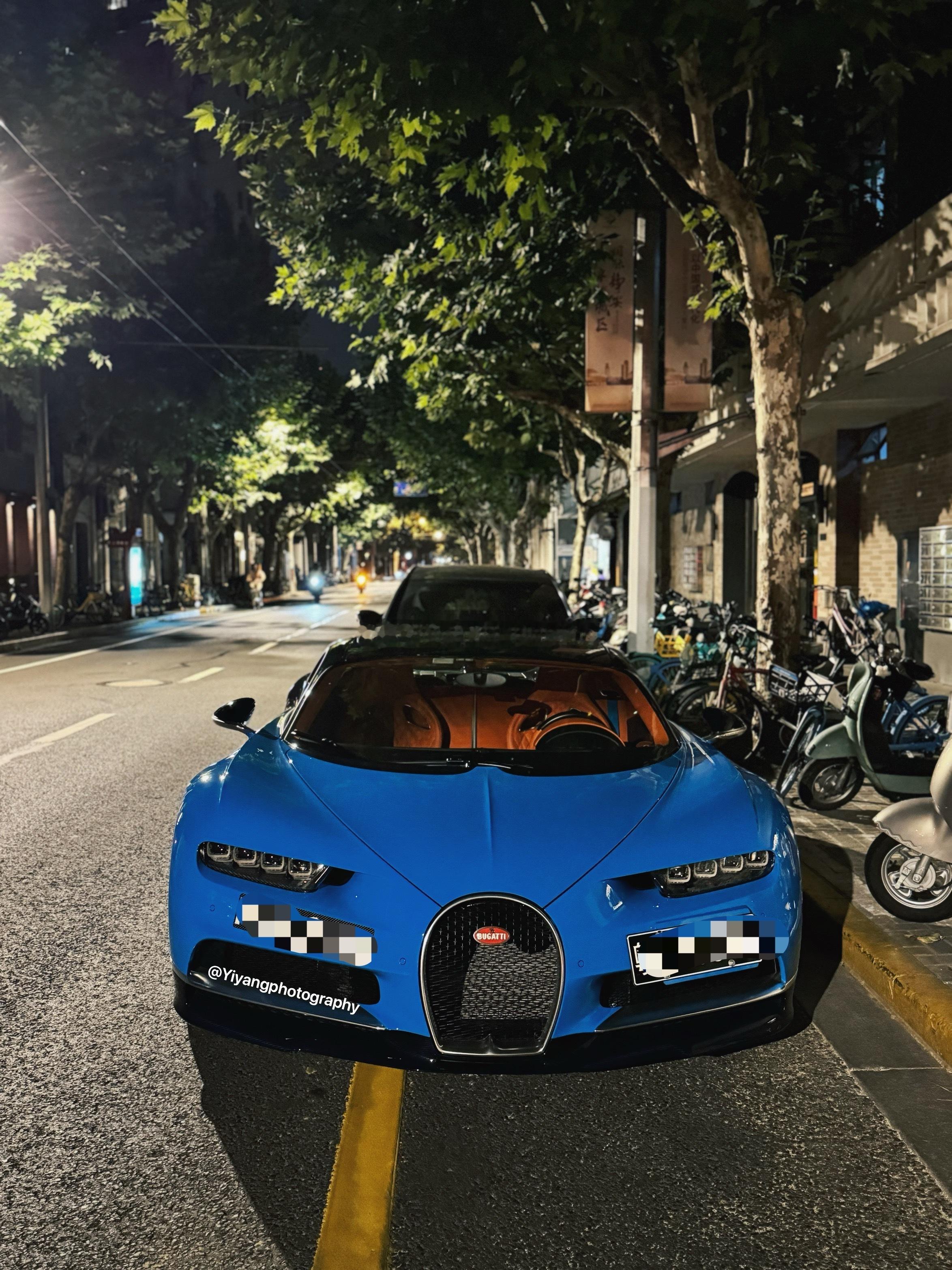 又到了最近遇到的一些车系列时间, 午夜街头的Chiron  ​​​