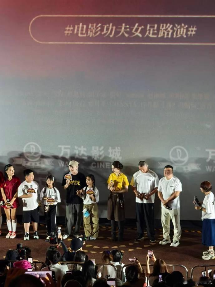 迪丽热巴广州路演造型迪丽热巴黄t侧丸子头迪丽热巴黄t侧丸子头好美 