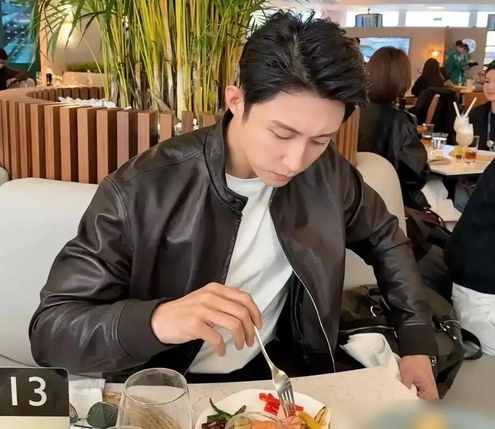 都别吹黄景瑜敬业了。他把自己练成体脂6.8%的怪物，真以为是为艺术献身？
 
罚