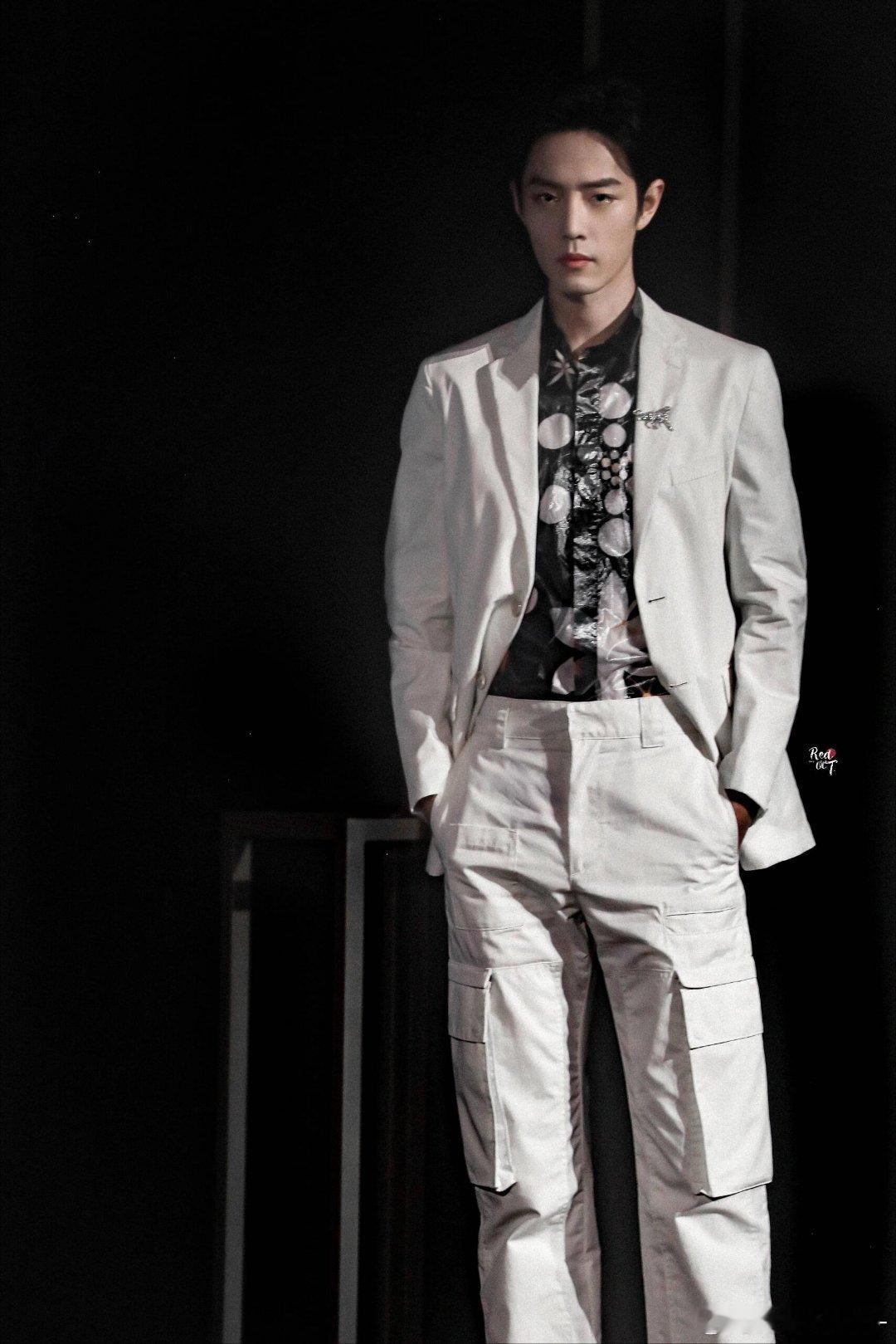 原来这场肖战穿的是工装裤 我一直以为是一整套西服