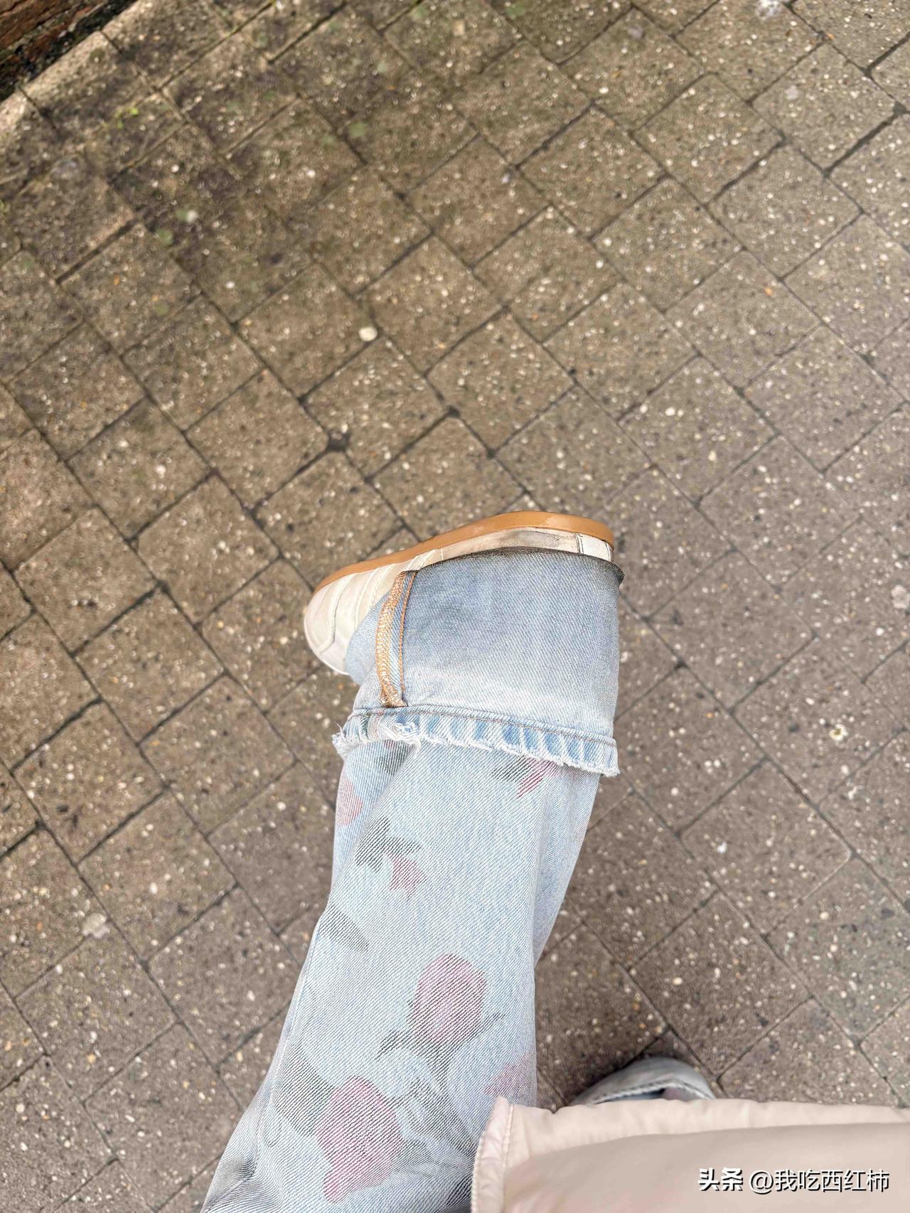 我找到了防止拖地裤喝水的办法
仅需一根皮筋！
折到比你想要的长度多一点点
皮筋勒