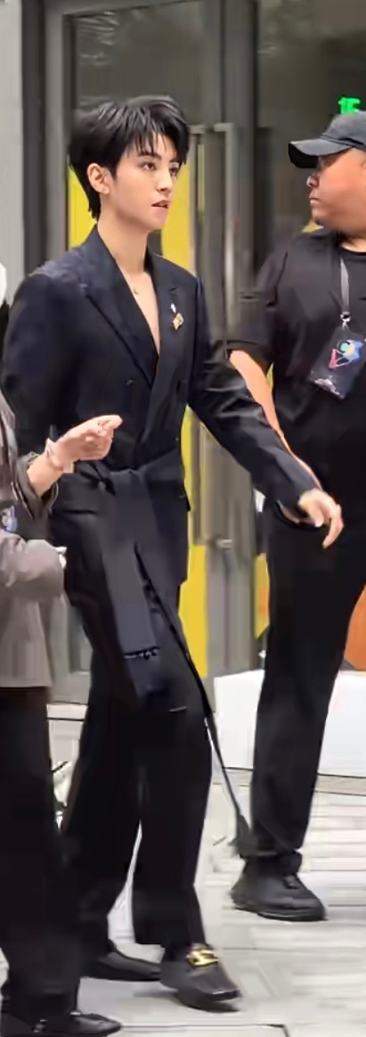 咋感觉好像真的没穿内搭🙊 