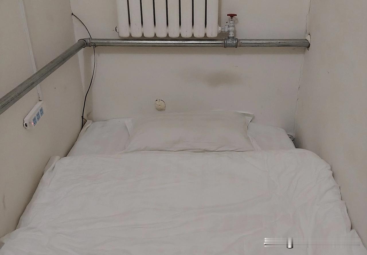 马驹桥商业街住宿情况真是参差不齐。有人遇上40元的“小棺材房”，墙面血迹斑斑，还