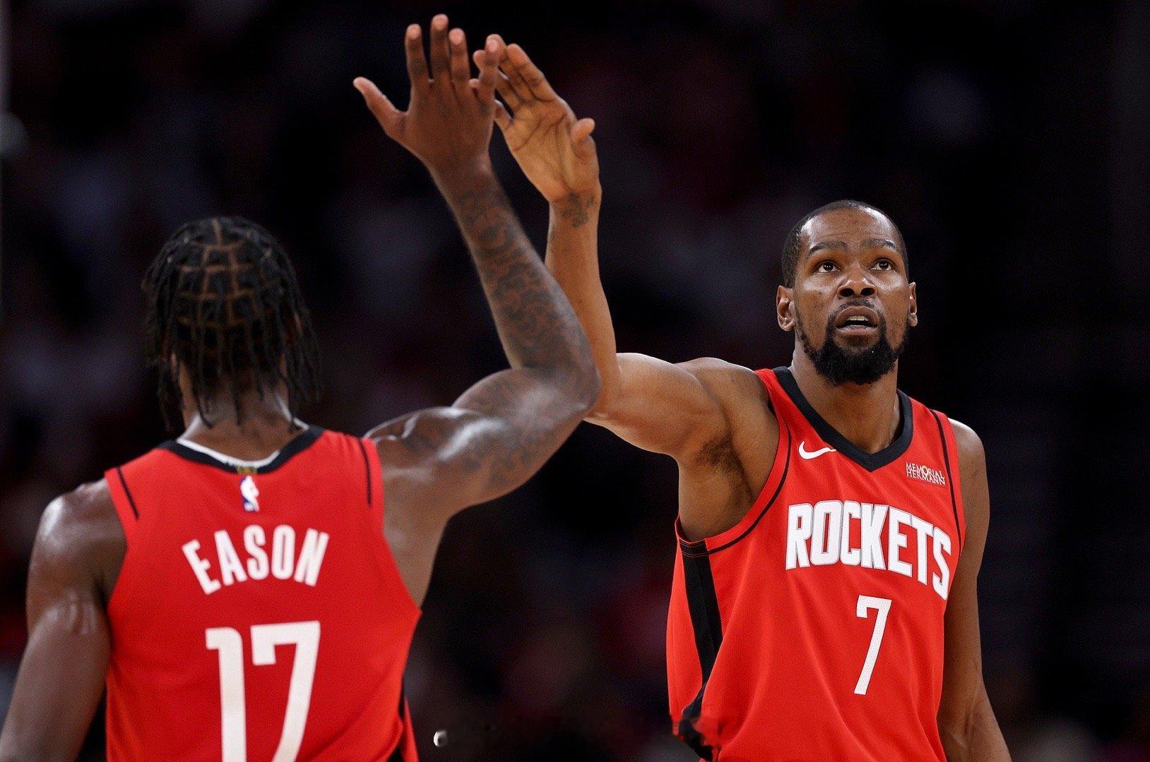 杜兰特表示，伊森责任心极强，才会被舆论困扰，后者嘴上说着无所谓，其实内心非常在意